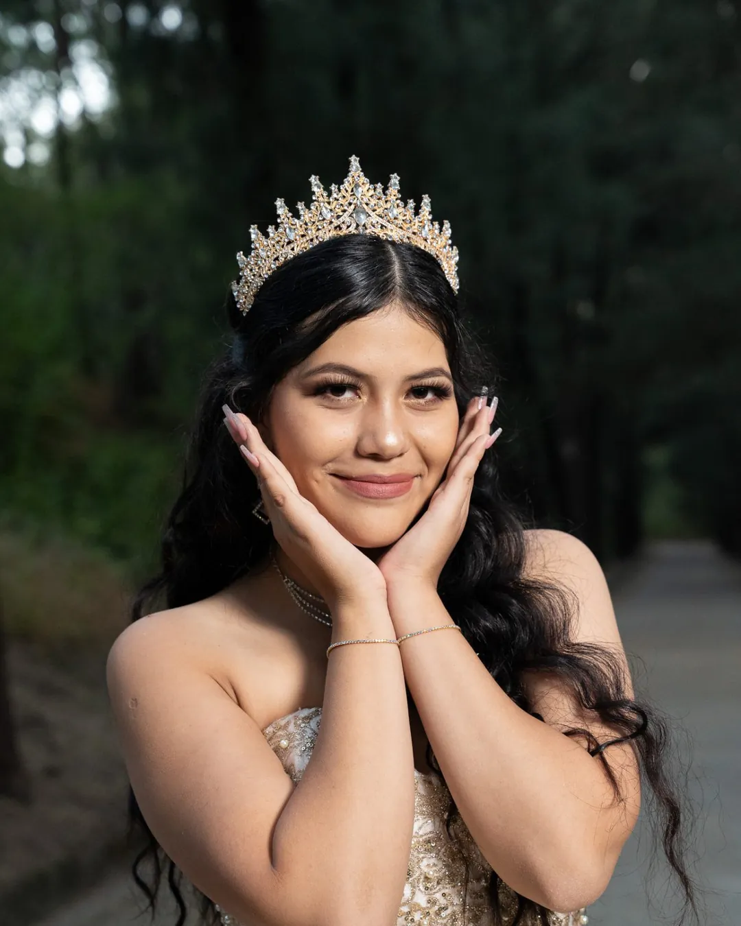 Retrato de quinceañera sonriendo con corona