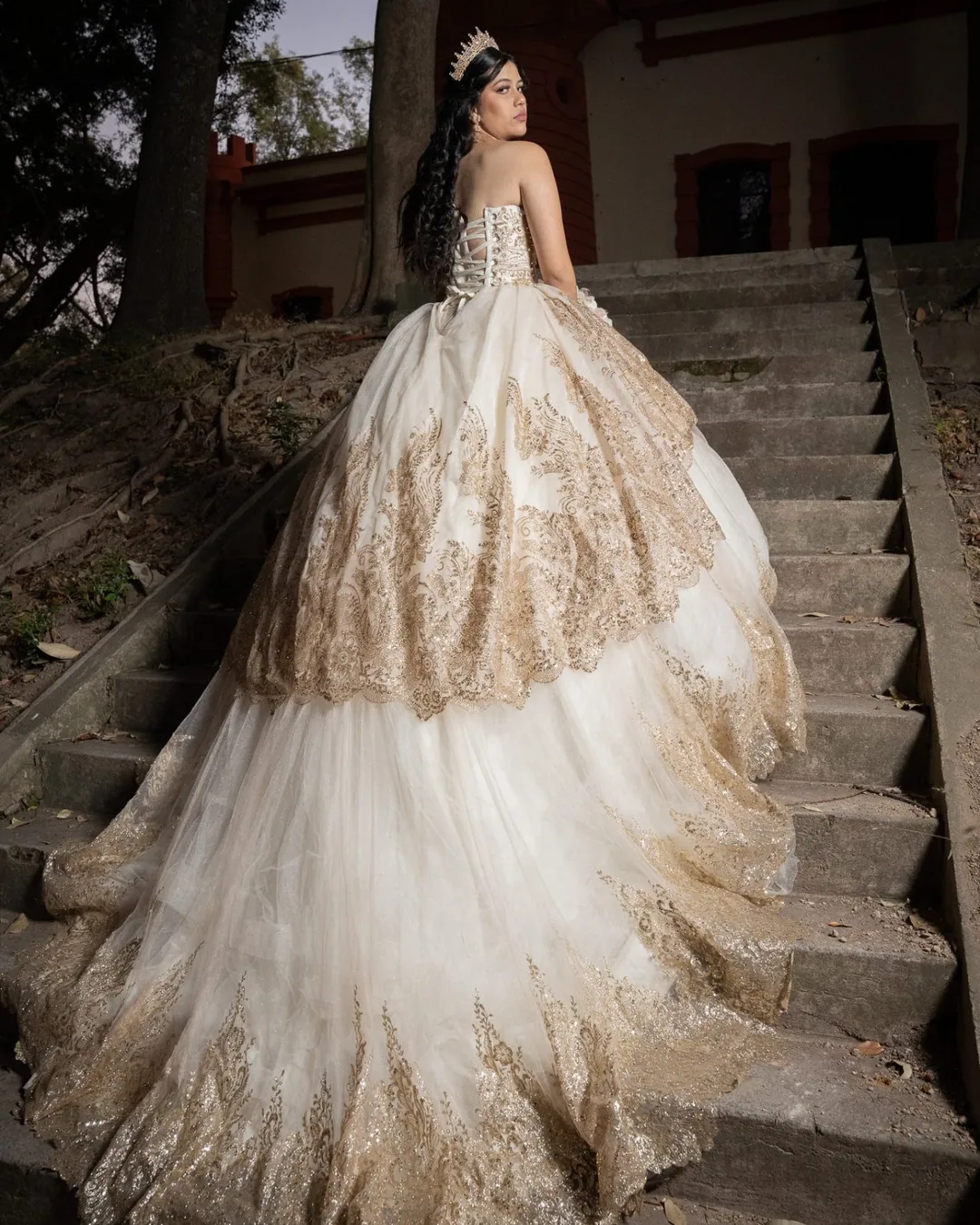 Quinceañera subiendo una escalinata con su vestido