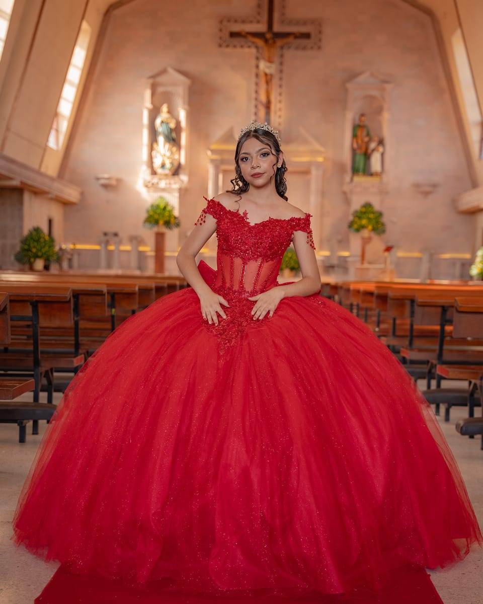 Quinceañera con vestido rojo en una iglesia
