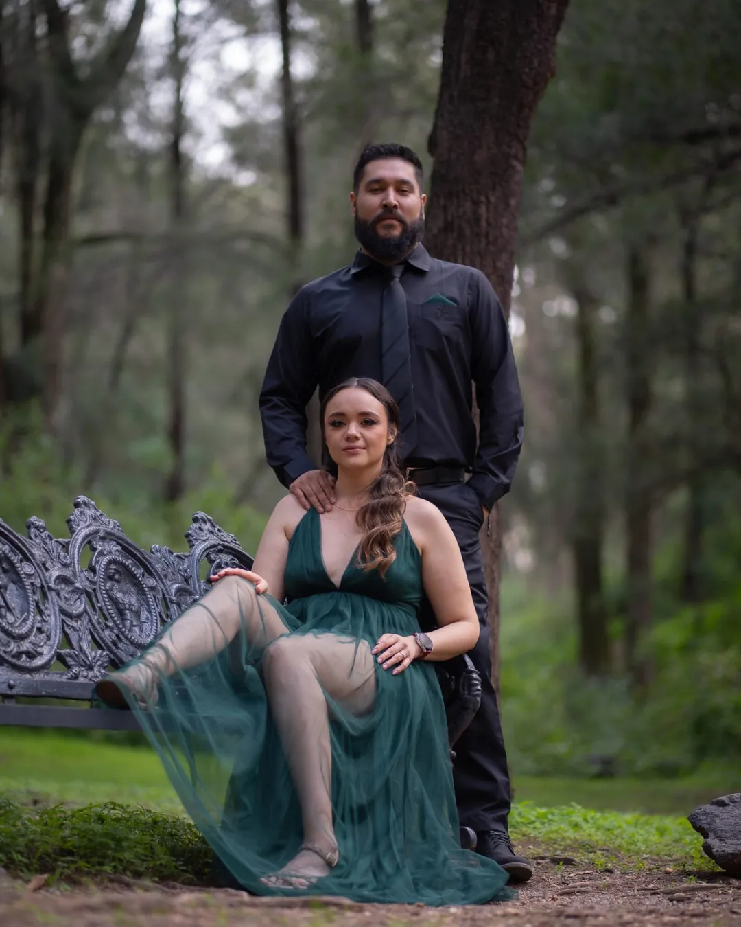Pareja en una banca de hierro en el bosque