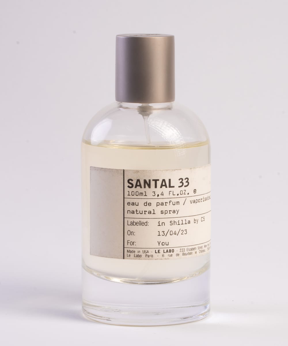 Frasco de perfume sobre fondo blanco