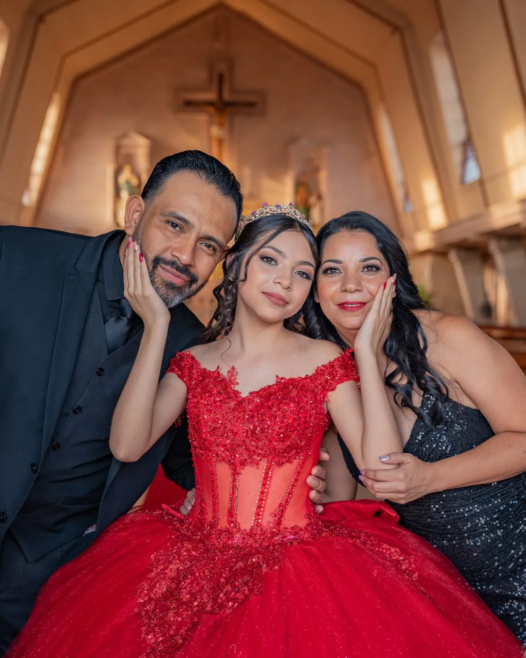 Quinceañera con sus papás en la iglesia
